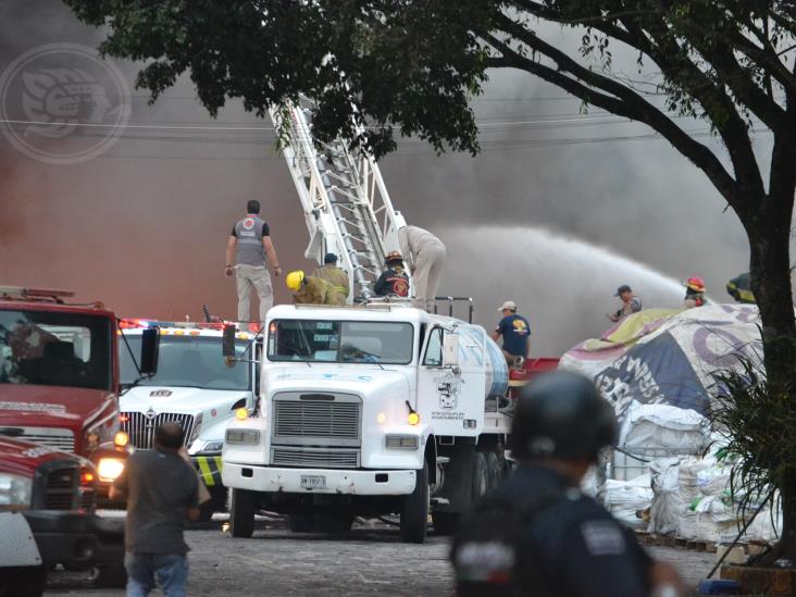 Incendio devasta fábrica recicladora en carretera federal Orizaba-Córdoba