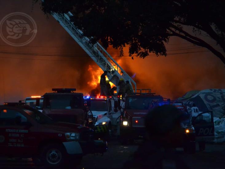 Incendio devasta fábrica recicladora en carretera federal Orizaba-Córdoba