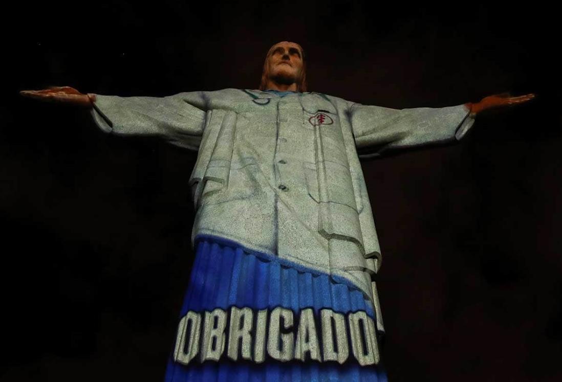 El Cristo Redentor se pone bata y honra a médicos del mundo