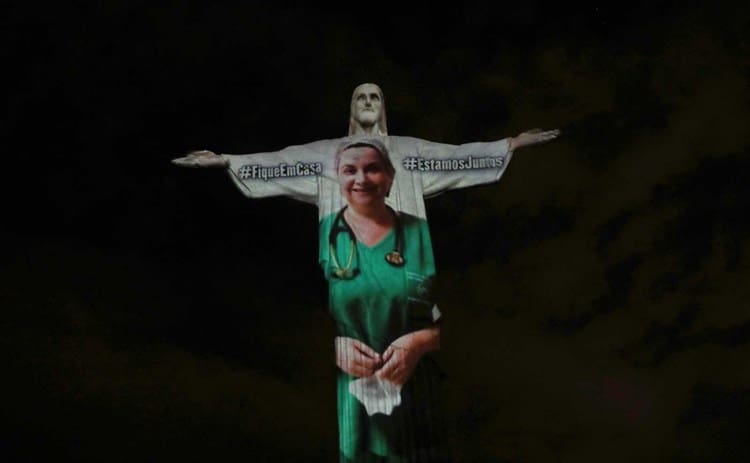 El Cristo Redentor se pone bata y honra a médicos del mundo