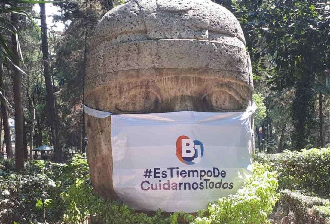 Colocan cubrebocas a monumentos de la BJ