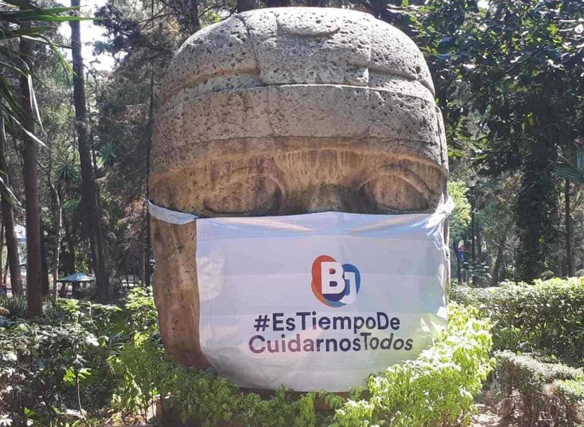 Colocan cubrebocas a monumentos de la BJ