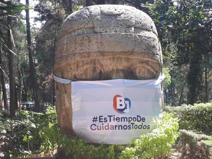 Colocan cubrebocas a monumentos de la BJ