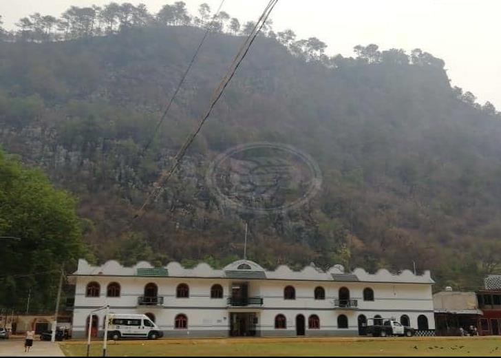 Continúan labores contra incendio en San Andrés Tenejapan