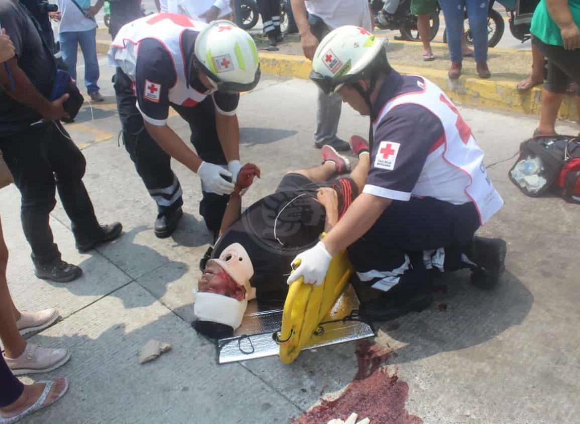 Hombre resulta lesionado por motociclista al cruzar la calle