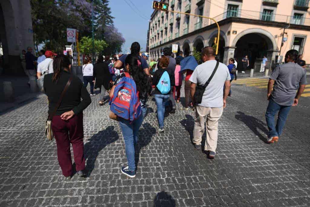 Vendedores se manifiestan en Xalapa; piden trabajar en contingencia