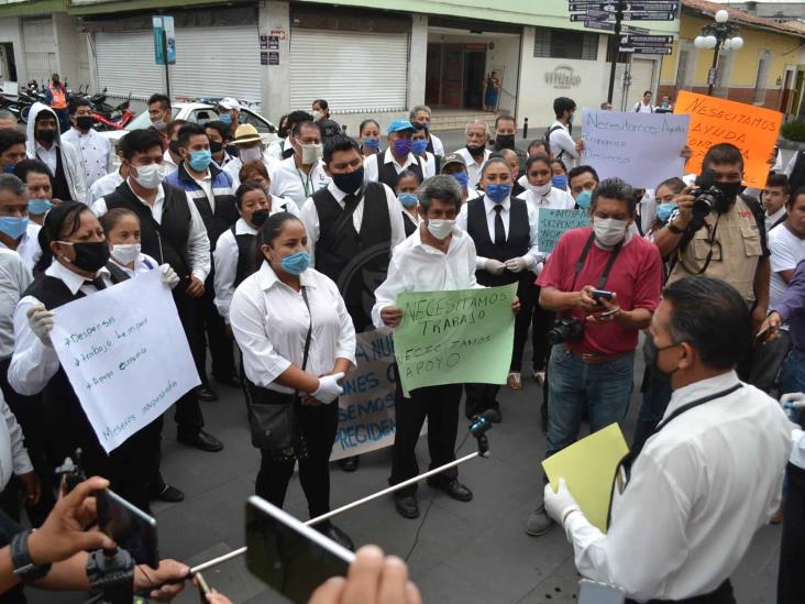 Protestan meseros en Orizaba; también piden apoyos