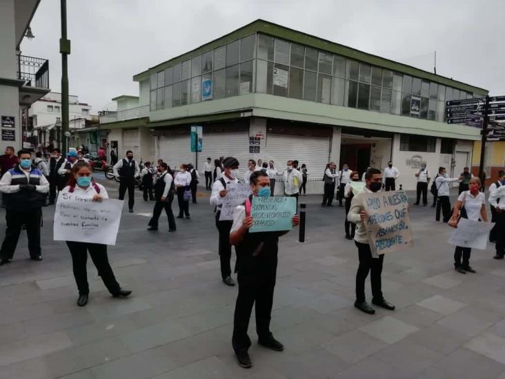 Protestan meseros en Orizaba; también piden apoyos