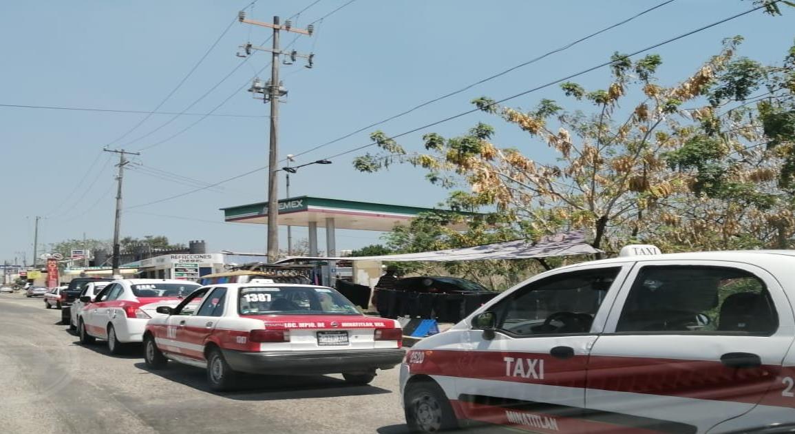 Taxistas de Mina dan servicio gratuito a personal de Salud