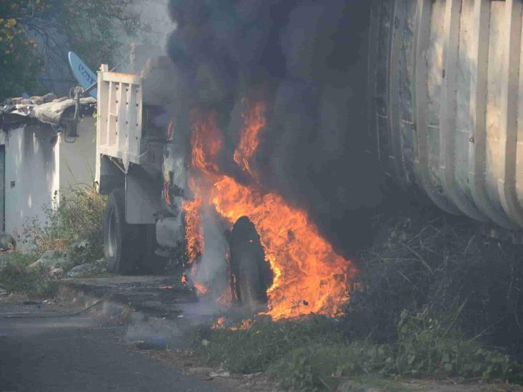 Voraz incendio en colonia Cándido Aguilar, consume terreno baldío