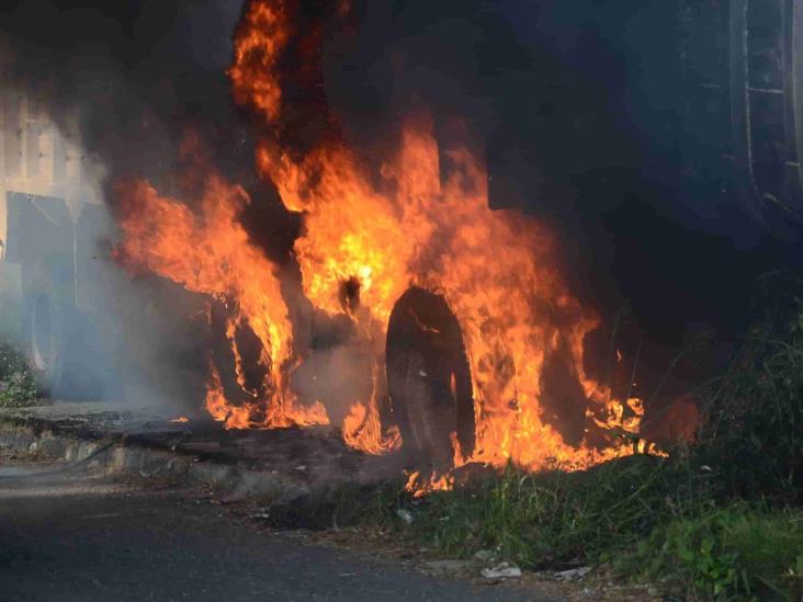 Voraz incendio en colonia Cándido Aguilar, consume terreno baldío