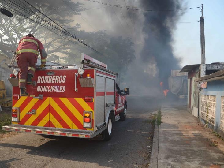 Voraz incendio en colonia Cándido Aguilar, consume terreno baldío