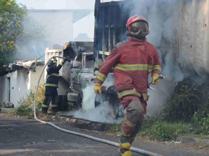 Voraz incendio en colonia Cándido Aguilar, consume terreno baldío