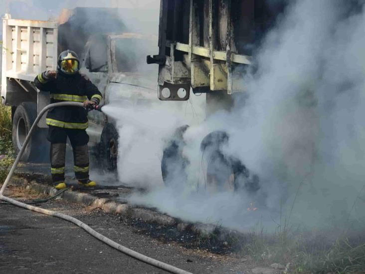 Voraz incendio en colonia Cándido Aguilar, consume terreno baldío