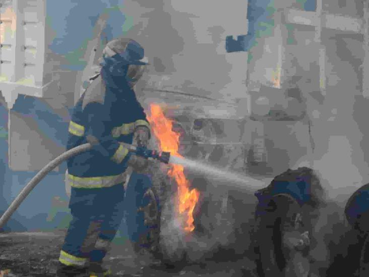 Voraz incendio en colonia Cándido Aguilar, consume terreno baldío