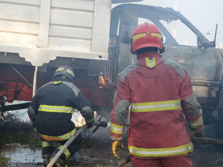 Voraz incendio en colonia Cándido Aguilar, consume terreno baldío