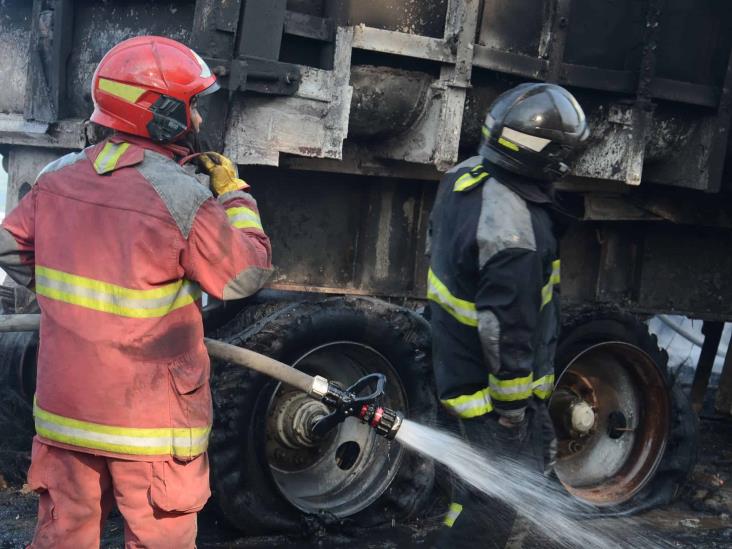 Voraz incendio en colonia Cándido Aguilar, consume terreno baldío