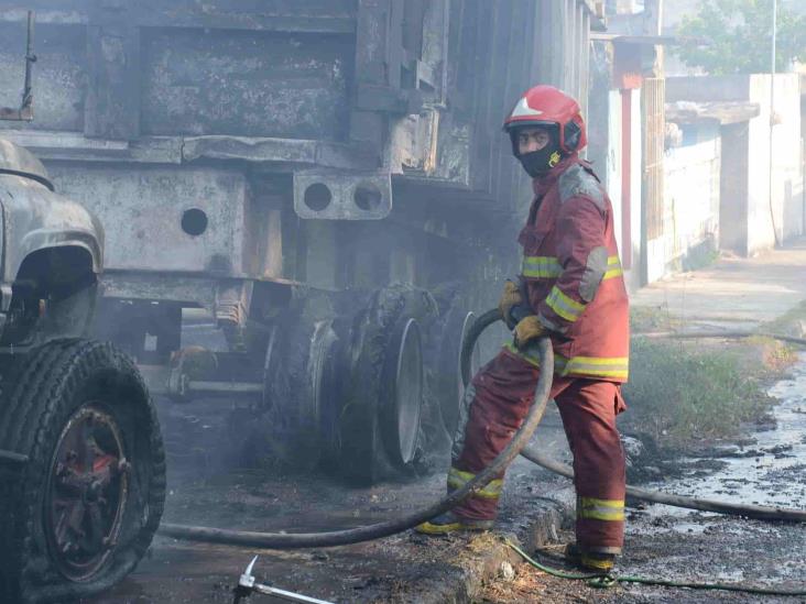 Voraz incendio en colonia Cándido Aguilar, consume terreno baldío