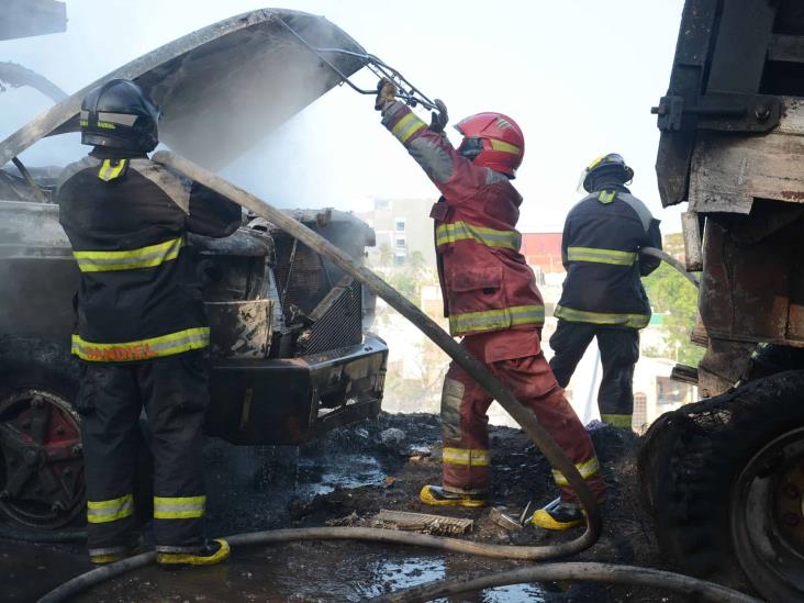 Voraz incendio en colonia Cándido Aguilar, consume terreno baldío