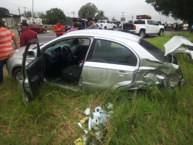 Camión de volteo y vehículo particular provocan accidente en carretera 180