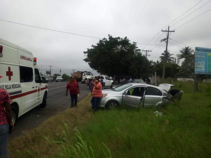 Camión de volteo y vehículo particular provocan accidente en carretera 180