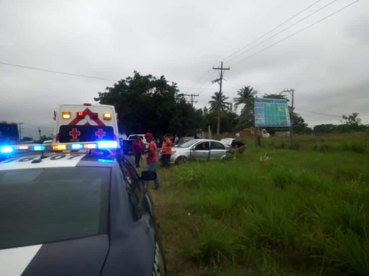 Camión de volteo y vehículo particular provocan accidente en carretera 180