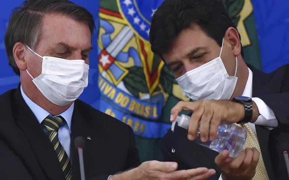 Cesa Bolsonaro al ministro de Salud, que defendió la sana distancia