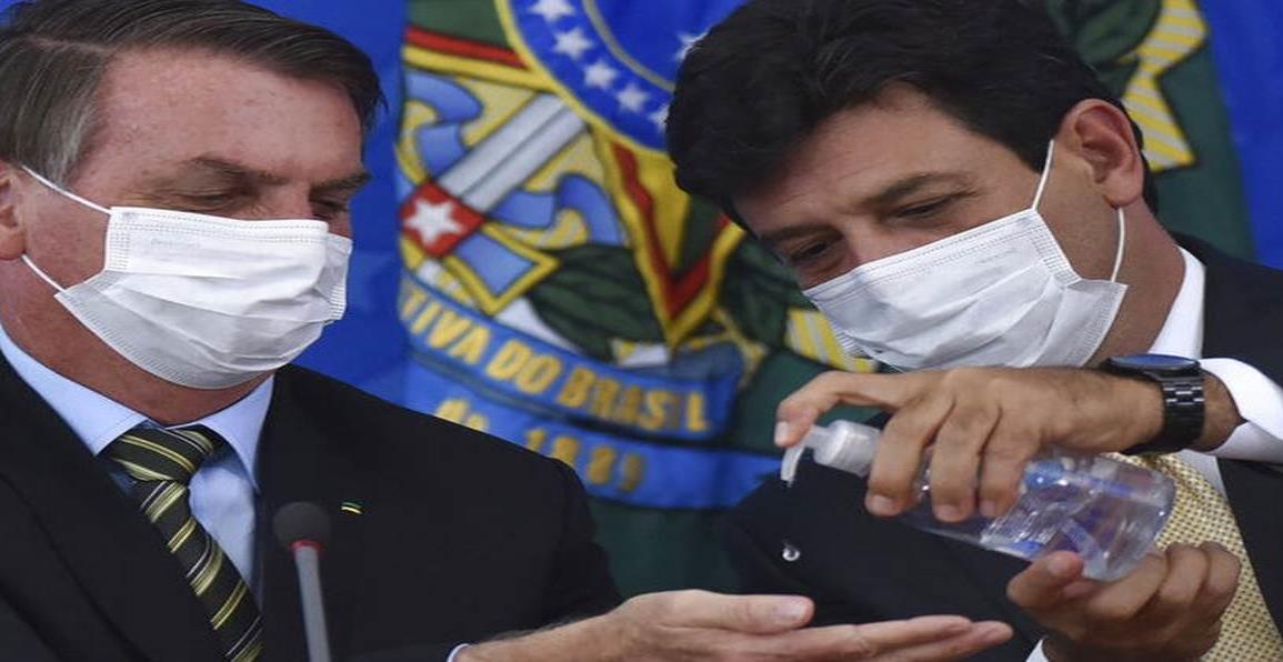 Cesa Bolsonaro al ministro de Salud, que defendió la sana distancia