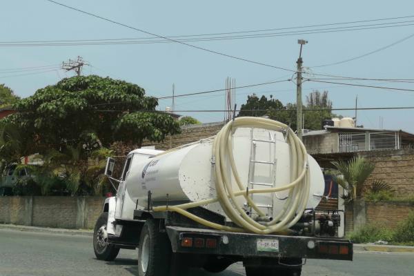 Ante mal abasto, compran tuxpeños agua en pipa