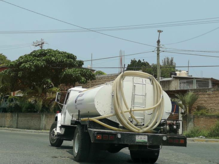 Ante mal abasto, compran tuxpeños agua en pipa