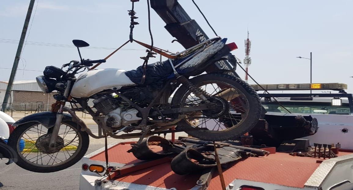 Taxista impacta a mototortillero en Coatzacoalcos