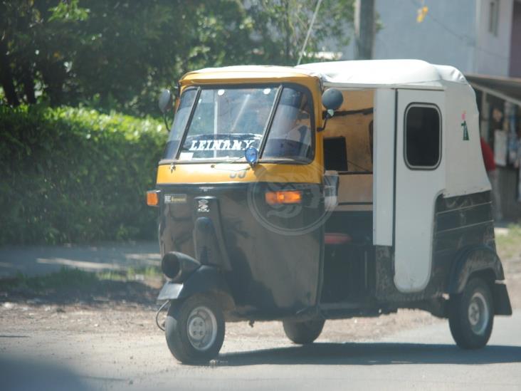 En Atzacan asaltan a conductora de mototaxi