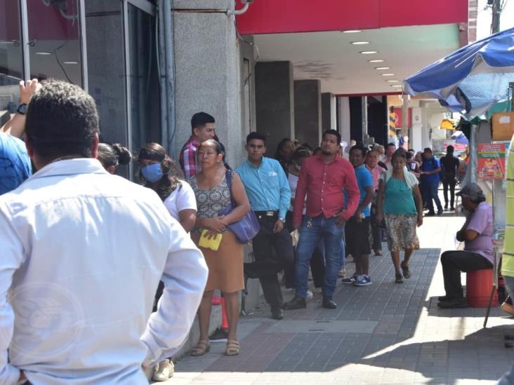 Interminables filas persisten afuera de bancos en Coatzacoalcos