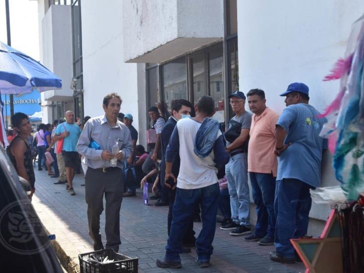 Interminables filas persisten afuera de bancos en Coatzacoalcos