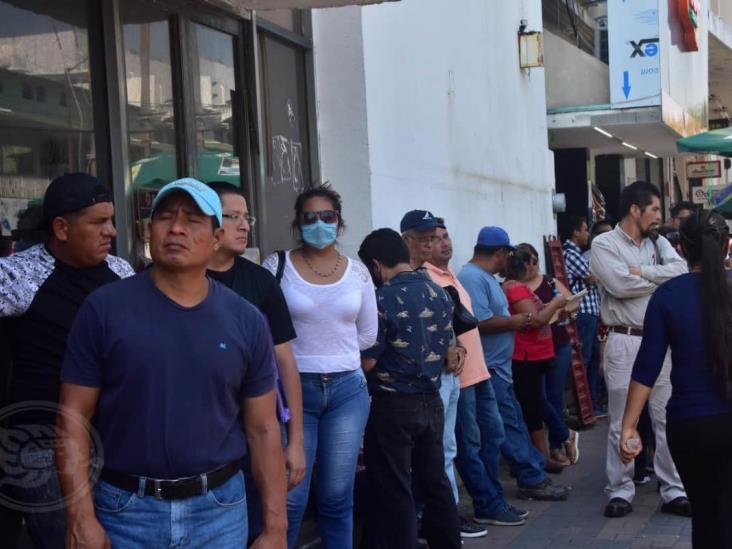 Interminables filas persisten afuera de bancos en Coatzacoalcos