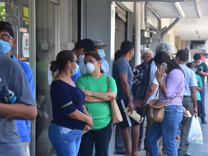 Interminables filas persisten afuera de bancos en Coatzacoalcos