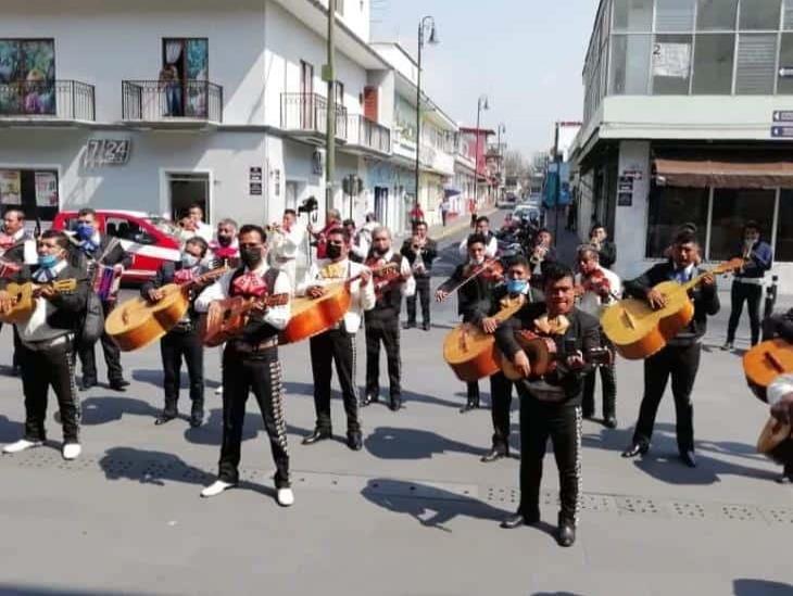 Con serenata, mariachis piden apoyo al Ayuntamiento de Orizaba