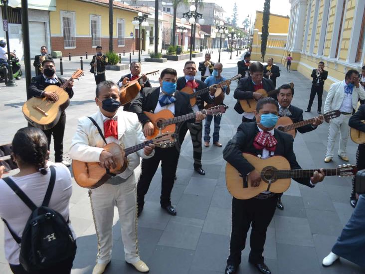 Con serenata, mariachis piden apoyo al Ayuntamiento de Orizaba