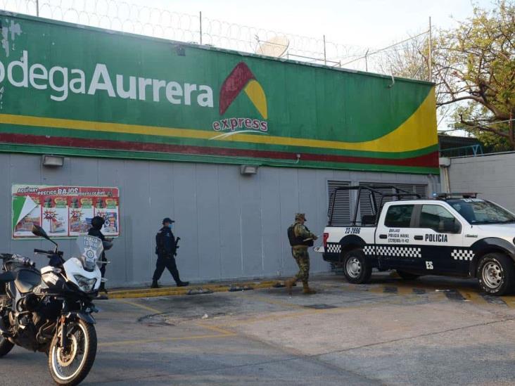 Sujetos armados asaltan con violencia cadena comercial