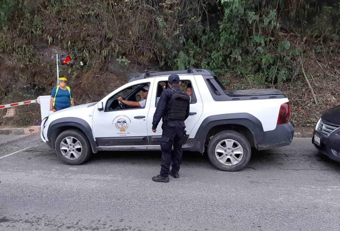 Para evitar sanitización, hombre insulta a personal del ayuntamiento en Zongolica