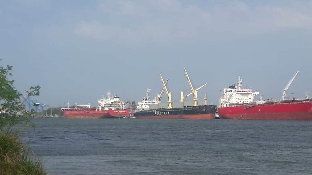 Embarcaciones de combustible varados en Tuxpan y puertos del país