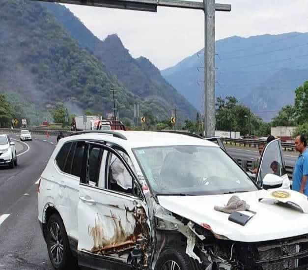 Tráiler embiste camioneta en la Puebla-Córdoba