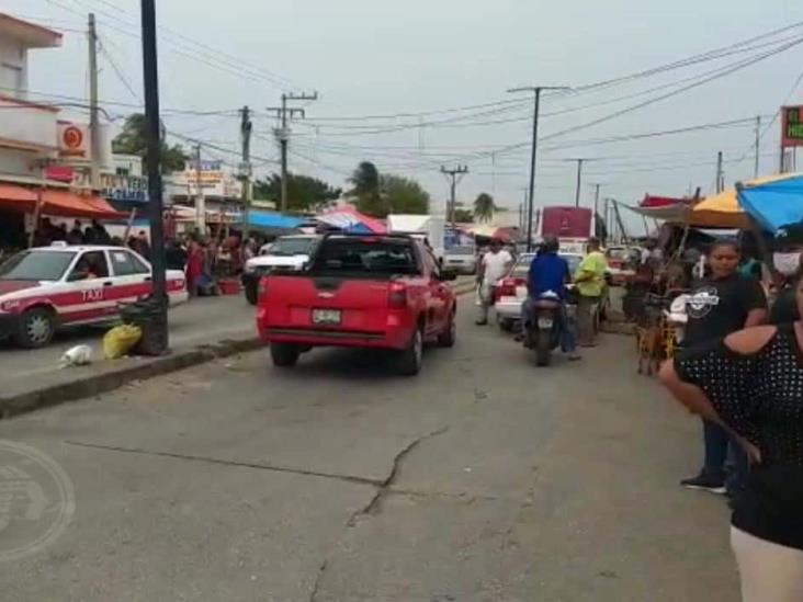 Desacatan medidas en concurrido tianguis de Coatzacoalcos