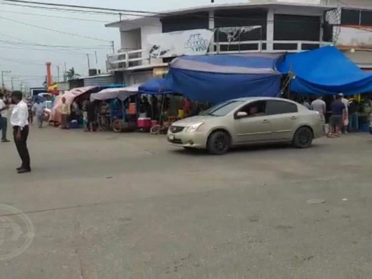 Desacatan medidas en concurrido tianguis de Coatzacoalcos