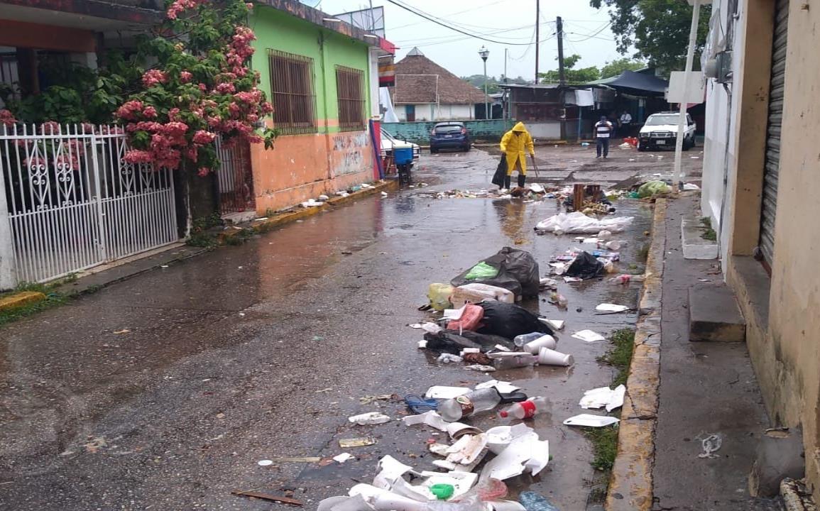 Lluvia arrastra basura y se inunda el mercado de Agua Dulce