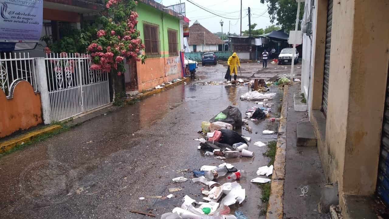 Lluvia arrastra basura y se inunda el mercado de Agua Dulce