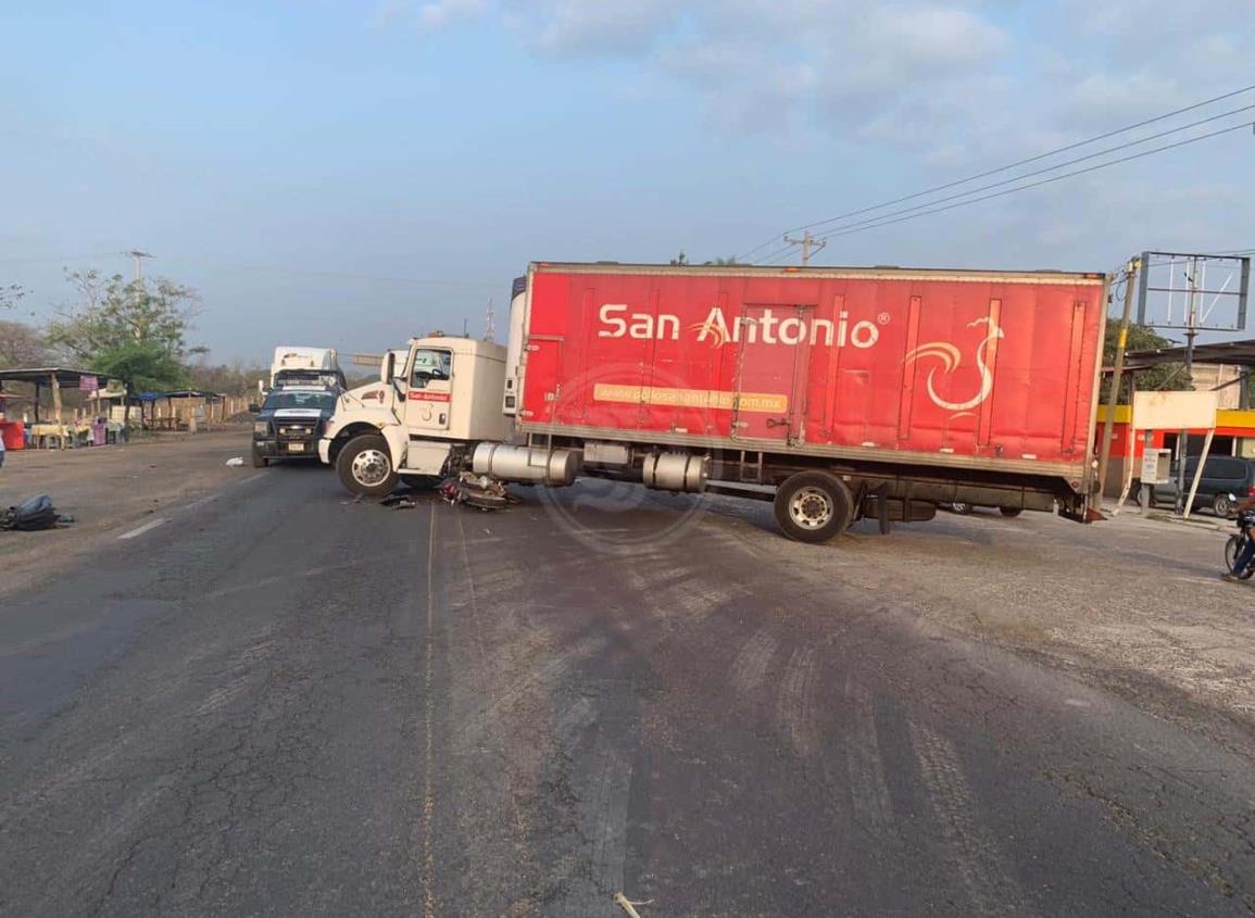 Motociclista resulta lesionado tras estrellarse con tractocamión en carretera 150