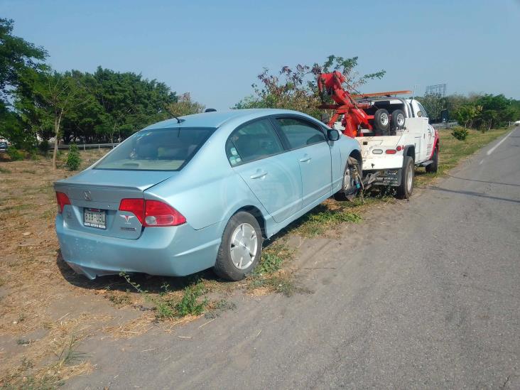 Vuelca y cae en zanja vehículo particular en carretera federal Veracruz-Xalapa