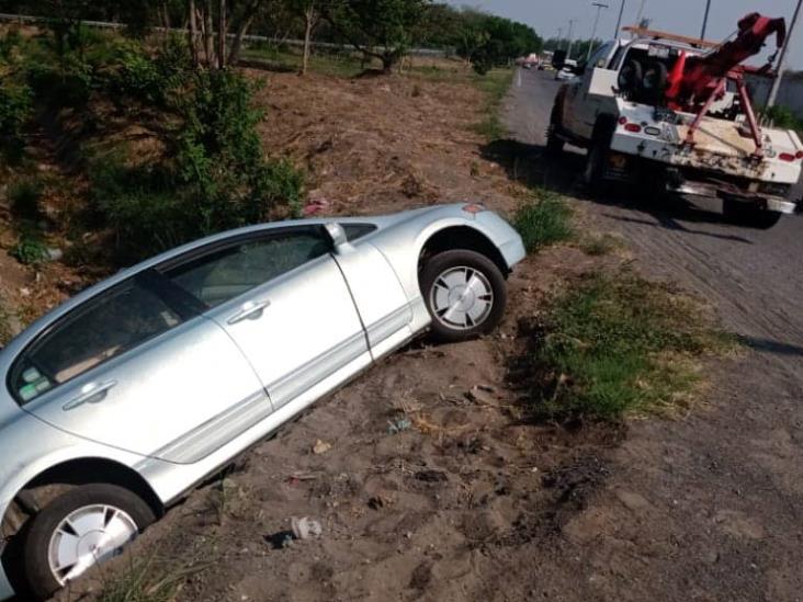 Vuelca y cae en zanja vehículo particular en carretera federal Veracruz-Xalapa