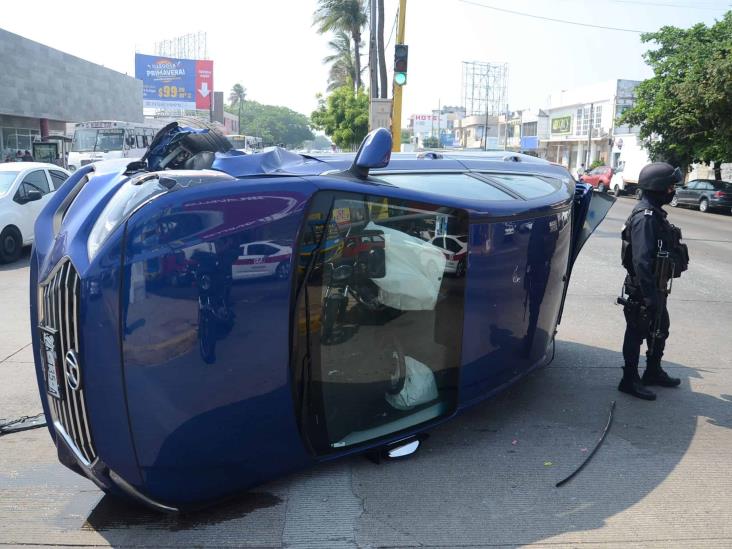 Se registra volcadura en calles del centro de Veracruz